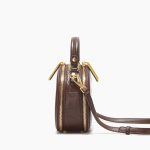 Women's Stone Grain Round Crossbody Handtasche in Braun