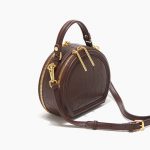 Women's Stone Grain Round Crossbody Handtasche in Braun