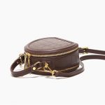 Women's Stone Grain Round Crossbody Handtasche in Braun