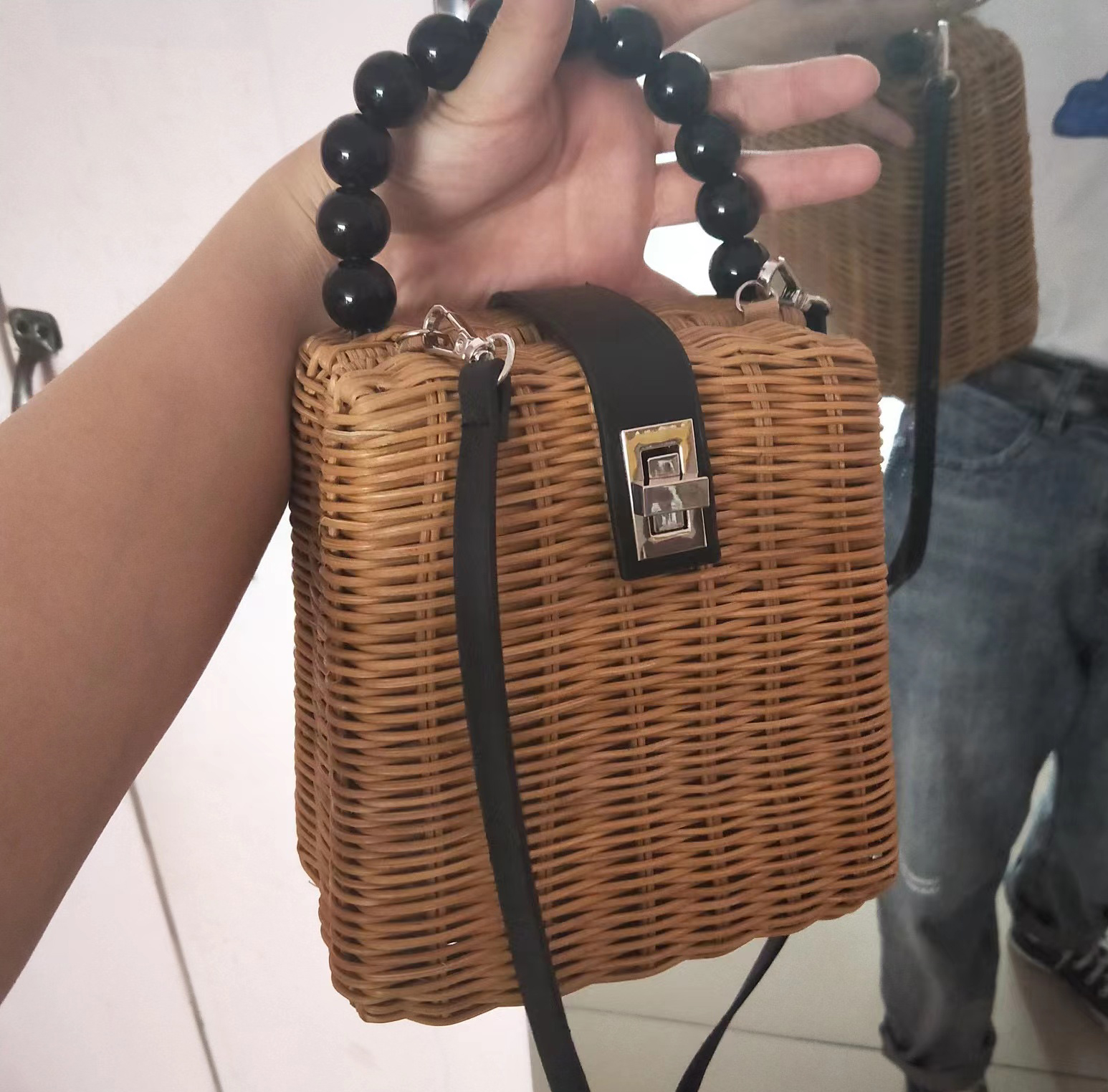 Damen Mini gewebte Handtaschen mit Schulterriemen photo review