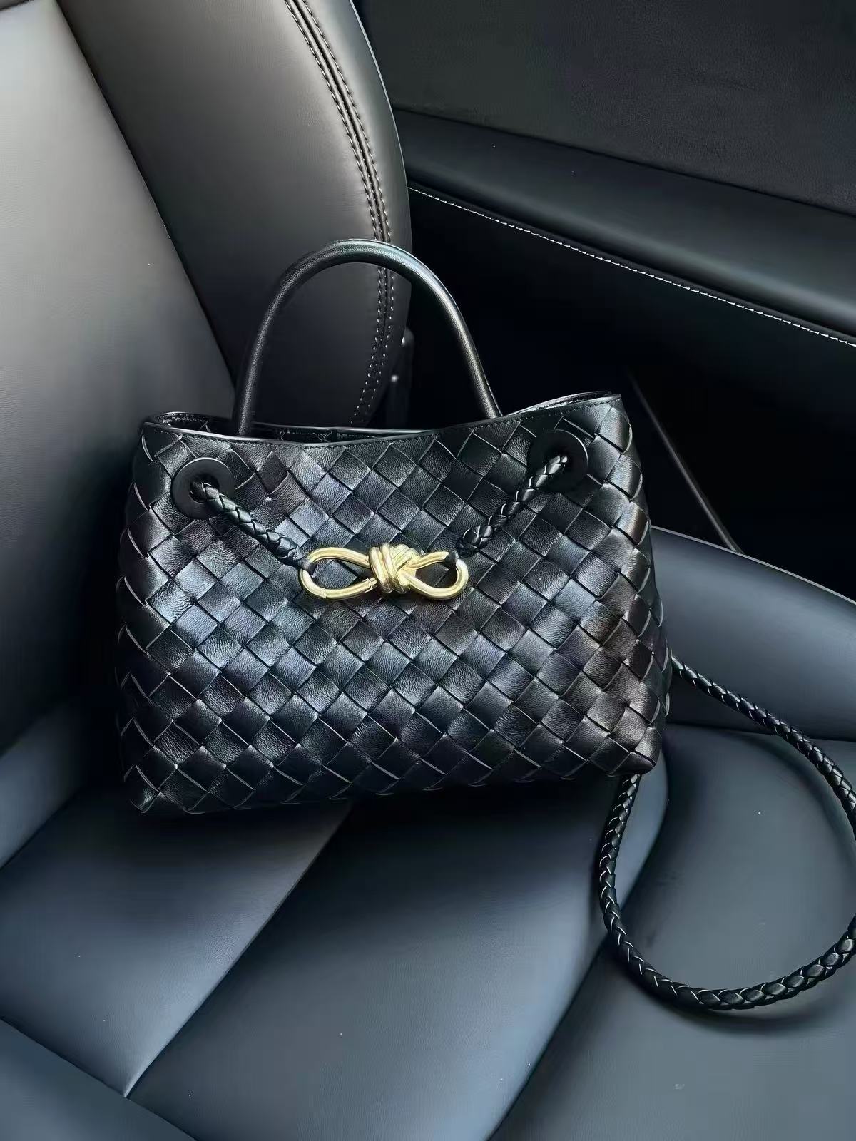 Sac à main en cuir tissé à poignée supérieure avec motif de diamant photo review
