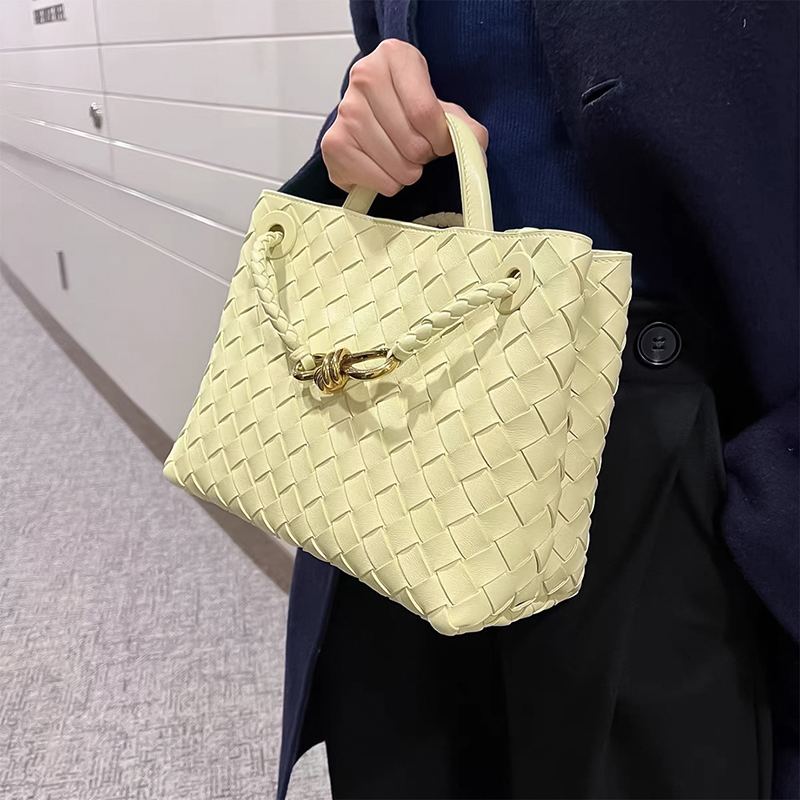 Women's Woven Leather Crossbody Top Handle Bag mit Diamanten-Muster