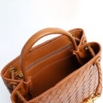 Women's Woven Leather Crossbody Top Handle Bag mit Diamanten-Muster