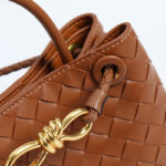 Women's Woven Leather Crossbody Top Handle Bag mit Diamanten-Muster