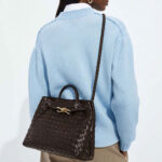 Women's Woven Leather Crossbody Top Handle Bag mit Diamanten-Muster