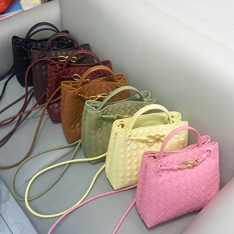 Women's Woven Leather Crossbody Top Handle Bag mit Diamanten-Muster