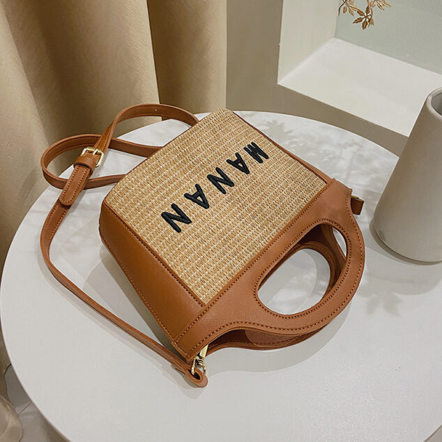 レタリングとコントラストステッチを施した女性用編み込みストロートートバッグ