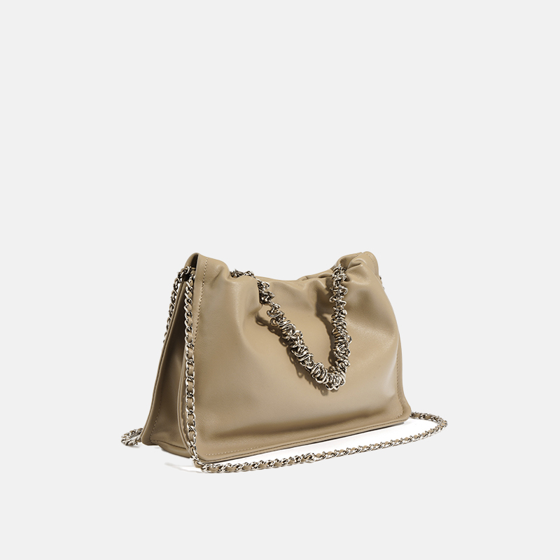 Minimalistische Damen Tasche mit plissiertem Kettengriff aus echtem Leder