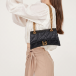 Schwarze Echtleder Quilted Chain Crossbody Tasche für Frauen mit Falten