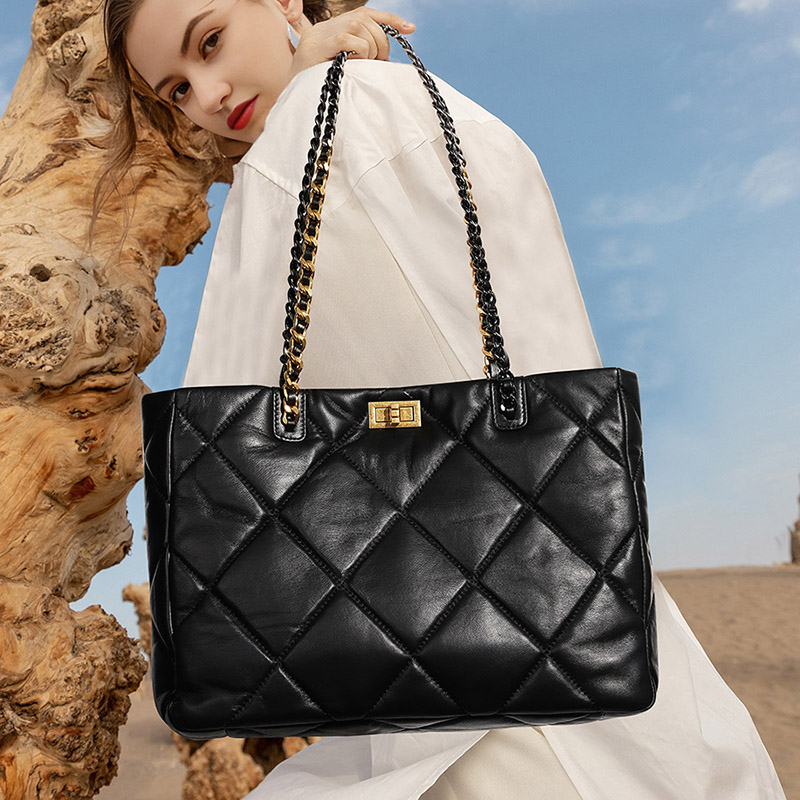 Sac fourre-tout en cuir véritable à chaîne matelassée pour femmes