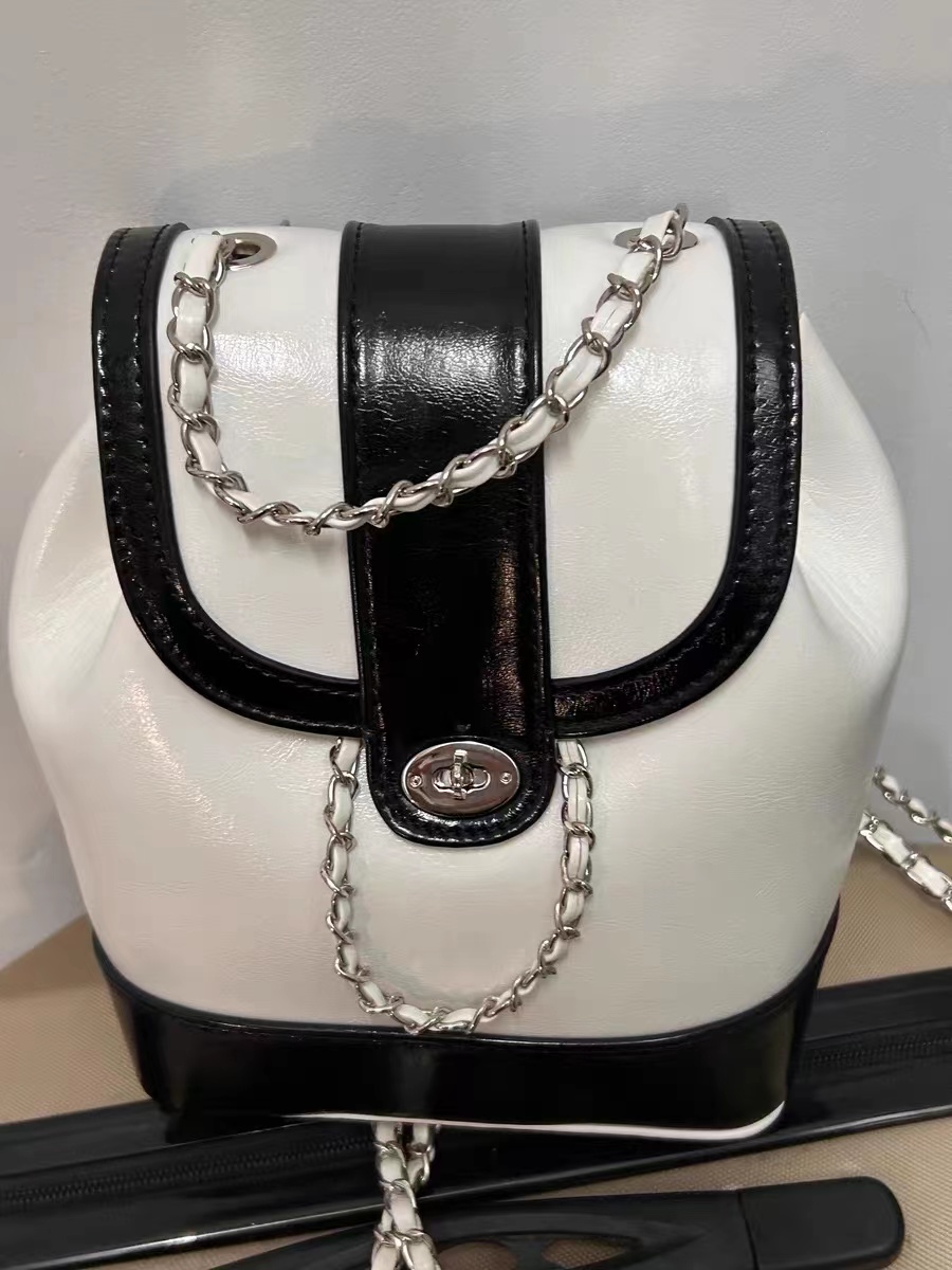 Damen-Rucksack aus echtem Leder mit Eisenkettenriemen photo review