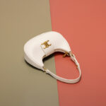 Minimalistische Damen Umhängetasche aus echtem Leder mit magnetischem Verschluss