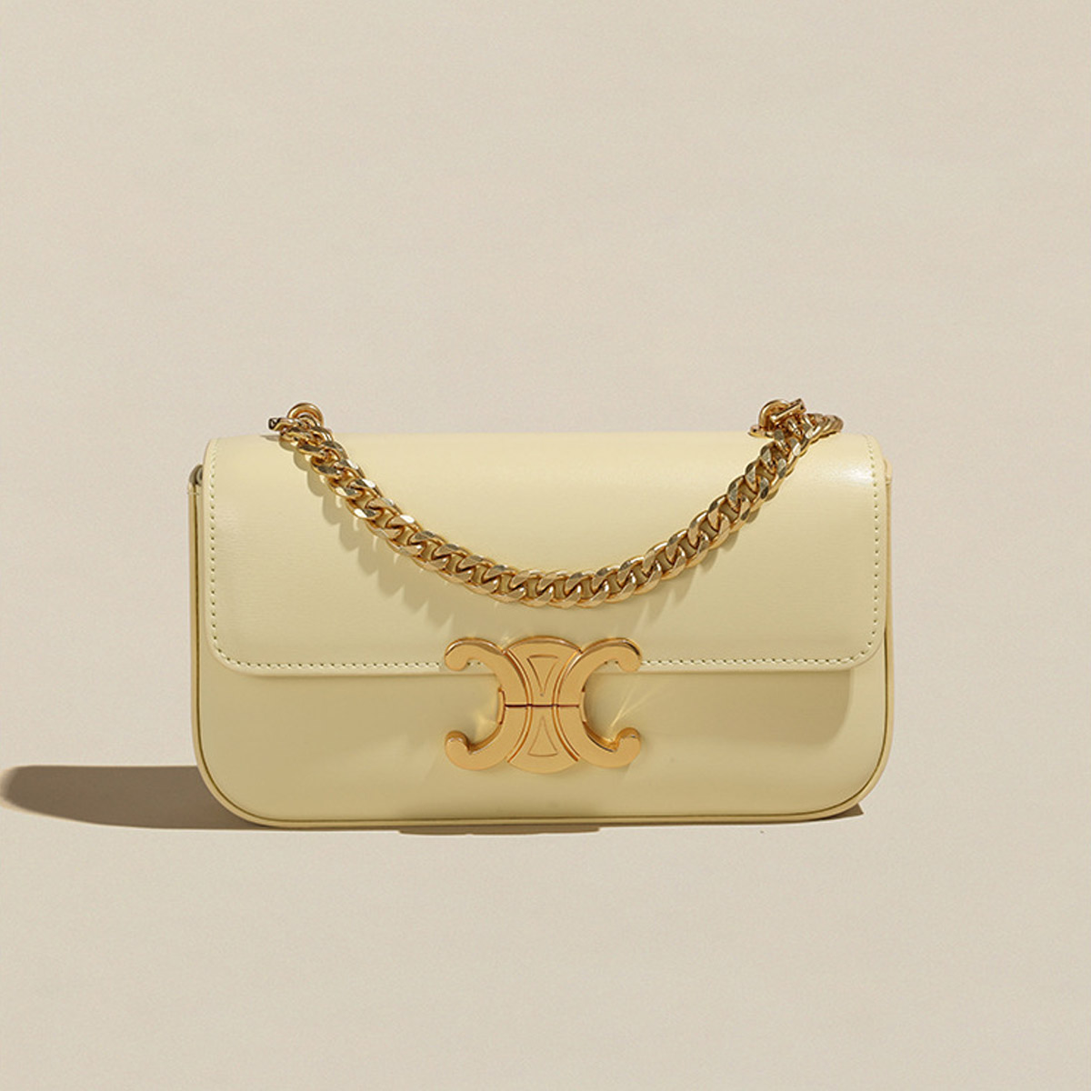 chain shoulder bag triomphe in shiny calfskin carmin