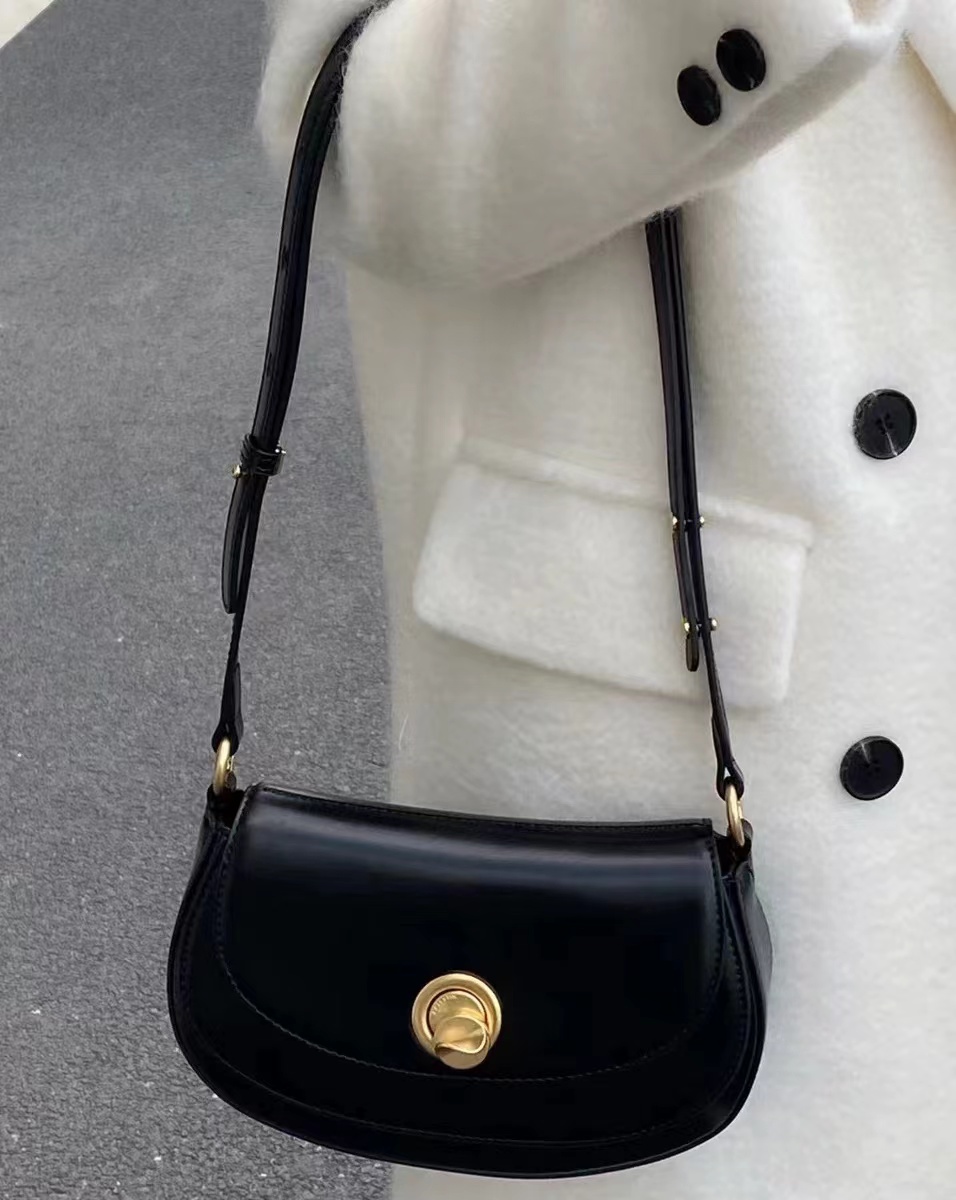 Women's Black Minimalist Leather Crossbody Bag photo review
