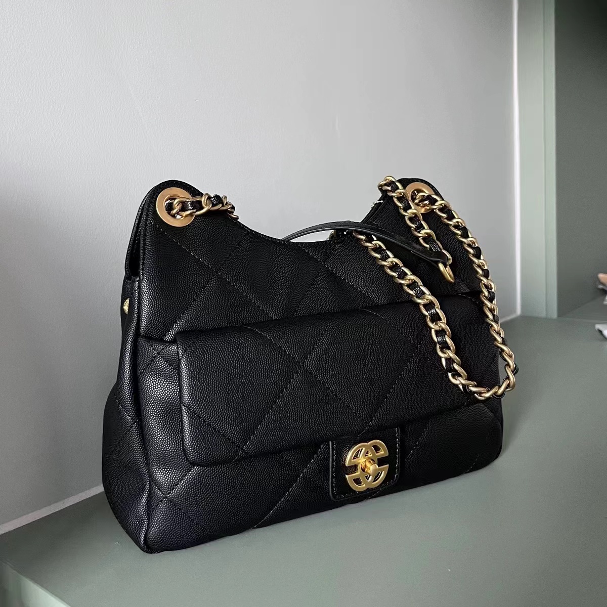 Women's Quilted Black Leather Lock Buckle Crossbody Chain Shoulder Bag photo review