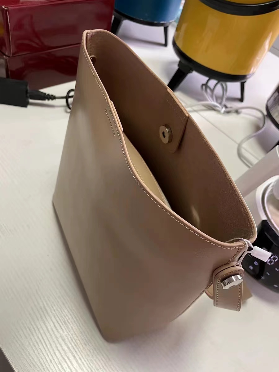 Women's Minimalist Magnetic Closure Tote Bags In Genuine Leather photo review
