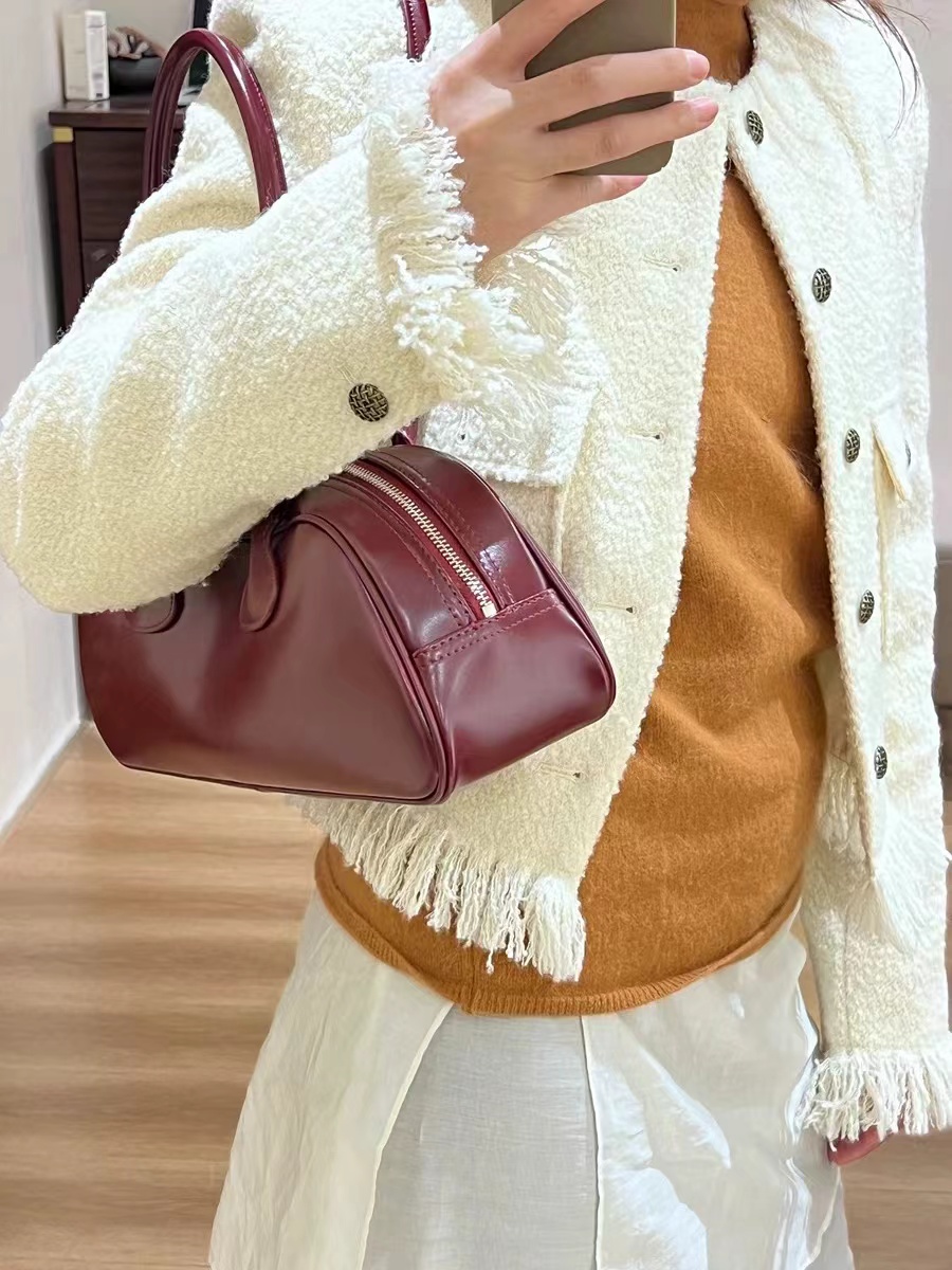 Women's Minimalist Zipper Single Shoulder Baguette Bag in Genuine Leather photo review