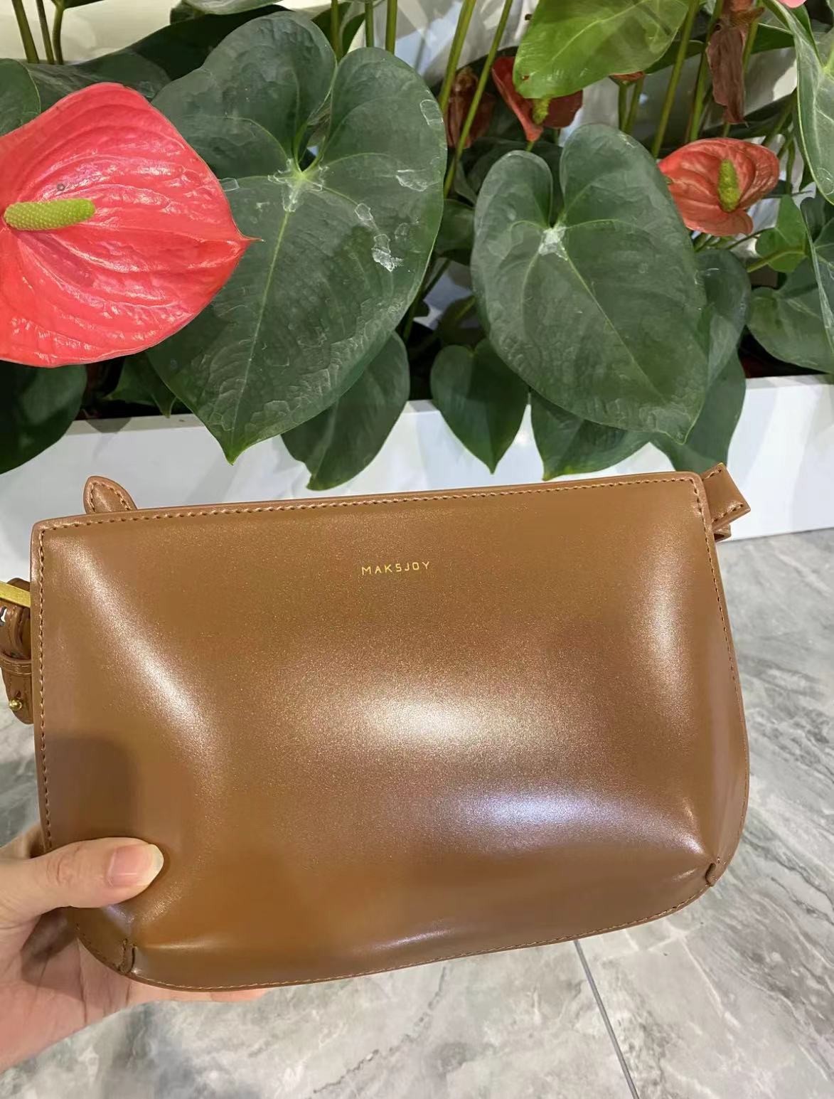 Minimalistische Damen Baguette Tasche aus echtem Leder mit Reißverschluss und Umhängeriemen photo review