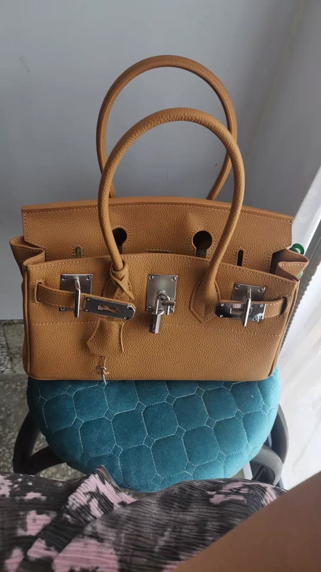 Damen Vollnarbenleder Rechteckig Schloss Schnalle Top Handle Tasche mit Schlüssel & Schloss und Schlüsselriemen photo review
