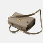 Minimalistische Damen Crossbody Tasche aus echtem Leder mit Klappe und Verschluss