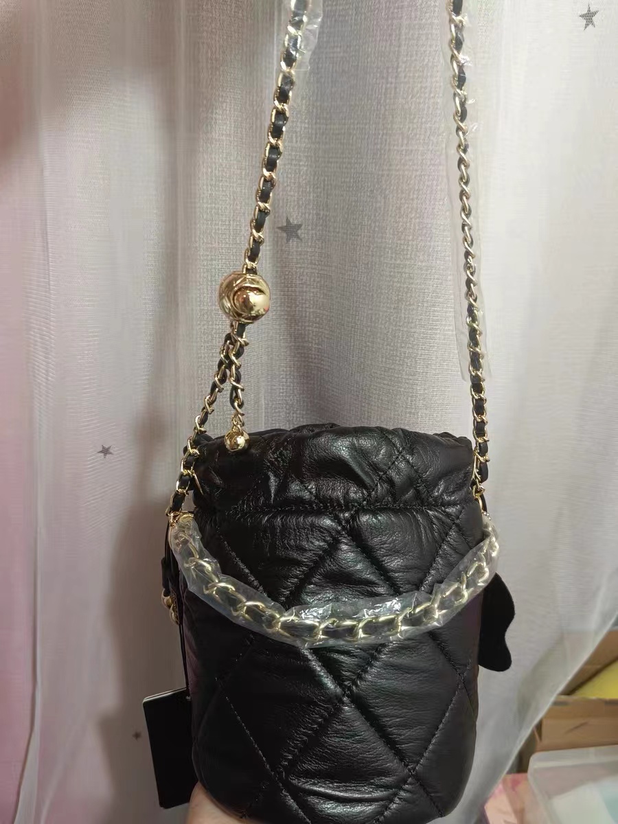 Women's Genuine Leather Quilted Drawstring Single Shoulder Crossbody Chain Bucket Bag photo review