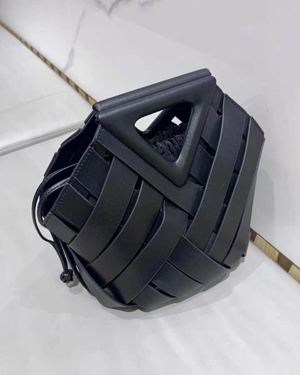 Women's Vintage Woven Leather Triangle Handle Crossbody Shoulder Bucket Bag photo review