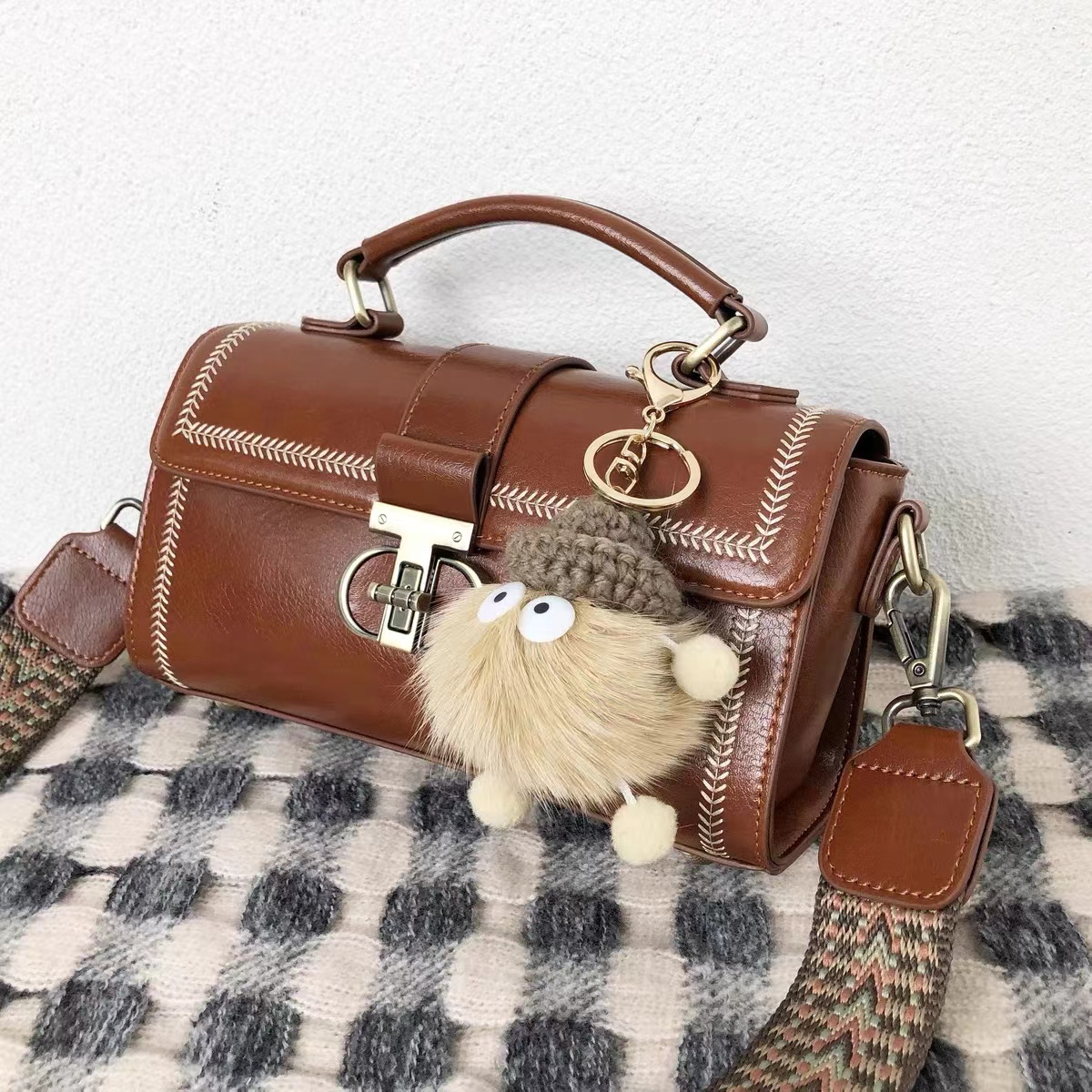 Damen Vintage Echtes Leder Crossbody Tasche mit Schlossverschluss photo review