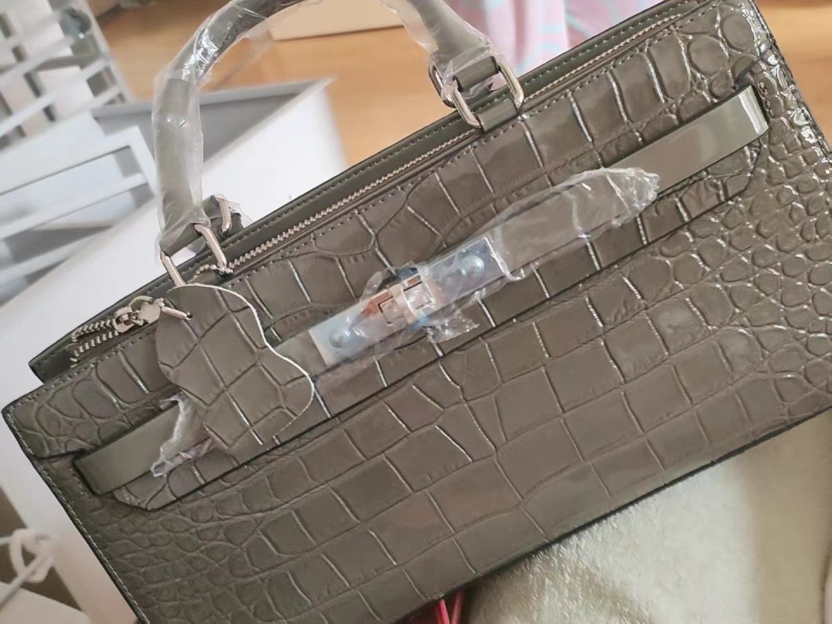 Sac à bandoulière en crocodile de cuir verni gris avec boucles sur le dessus photo review