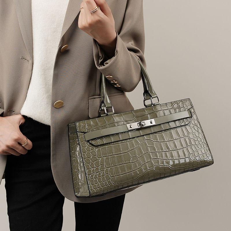 Sac à bandoulière en crocodile de cuir verni gris avec boucles sur le dessus