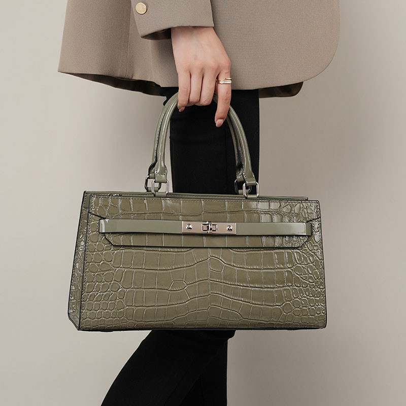 Sac à bandoulière en crocodile de cuir verni gris avec boucles sur le dessus