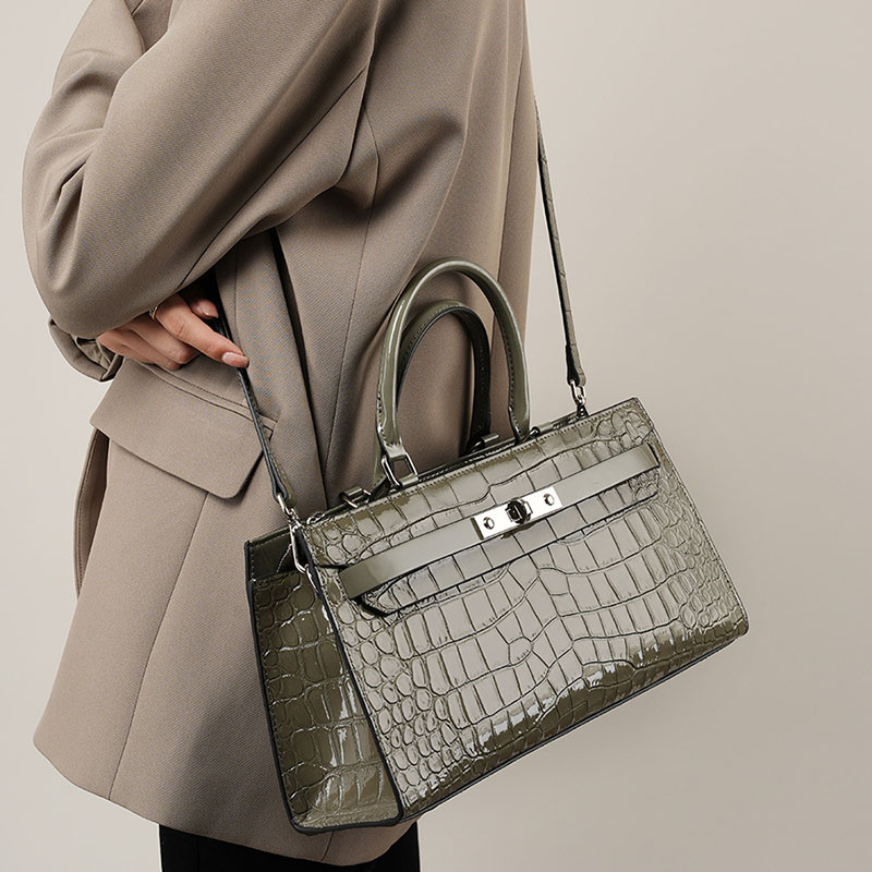 Sac à bandoulière en crocodile de cuir verni gris avec boucles sur le dessus