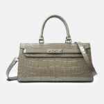 Sac à bandoulière en crocodile de cuir verni gris avec boucles sur le dessus