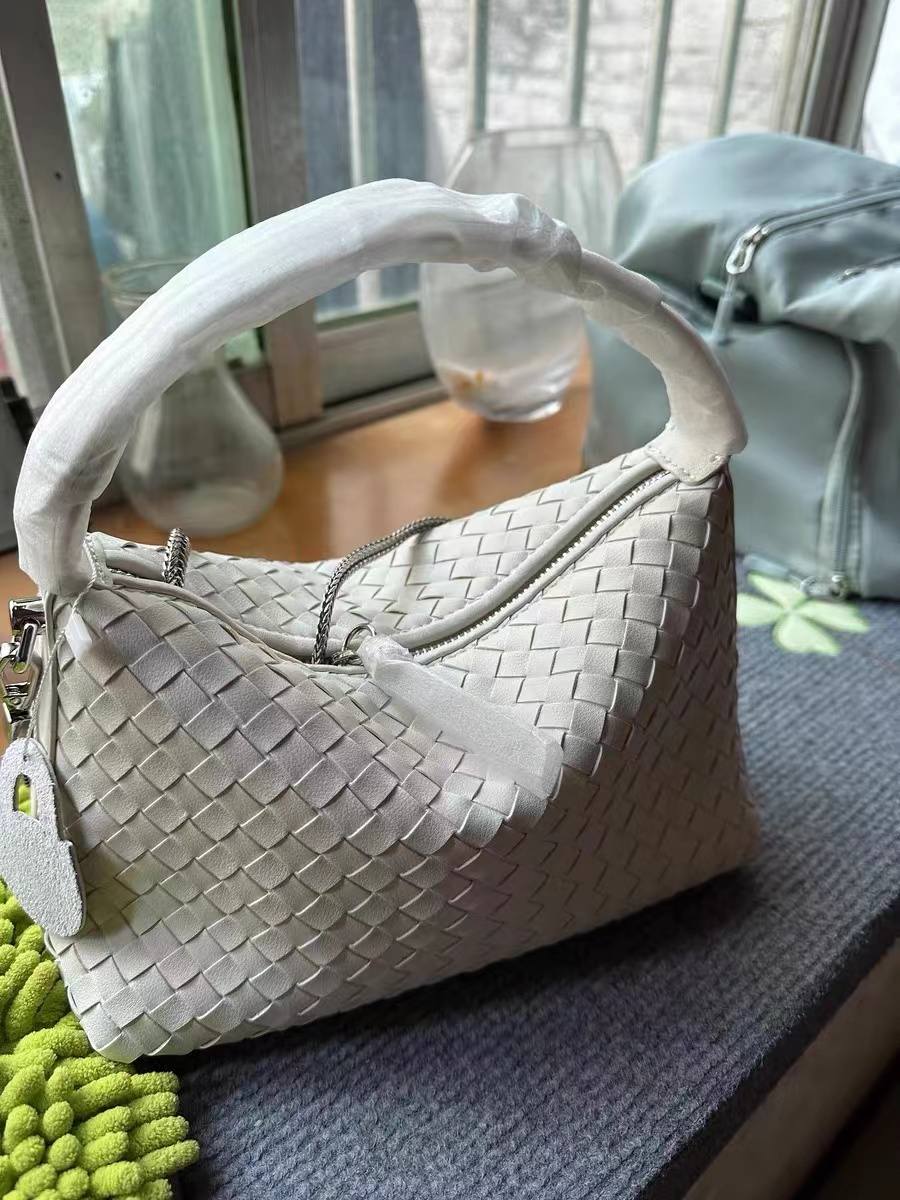 Women's Woven Genuine Leather Vintage Zipper Handbags photo review