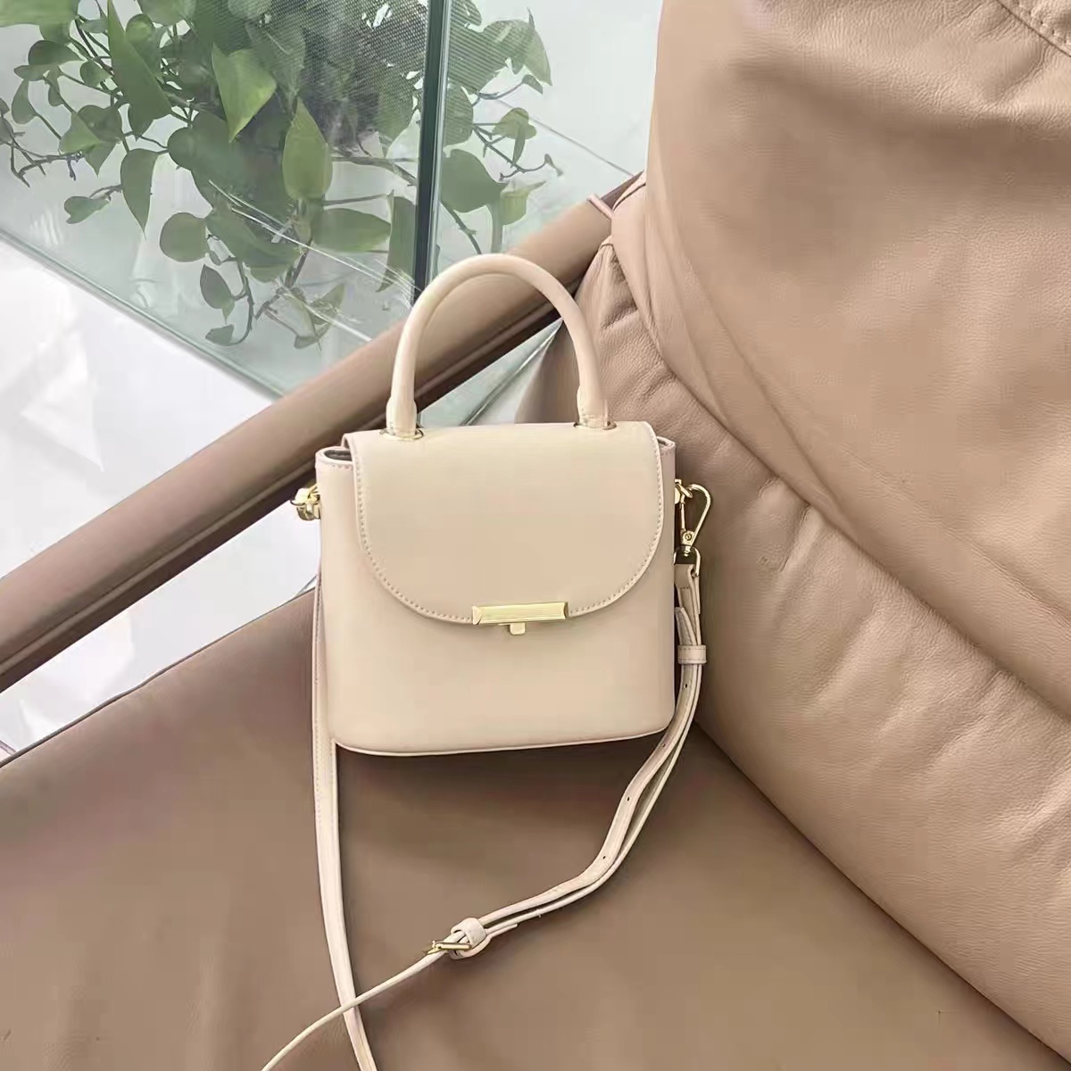 Minimalistische Damen Echtleder Schloss Schnalle Crossbody Umhängetaschen photo review