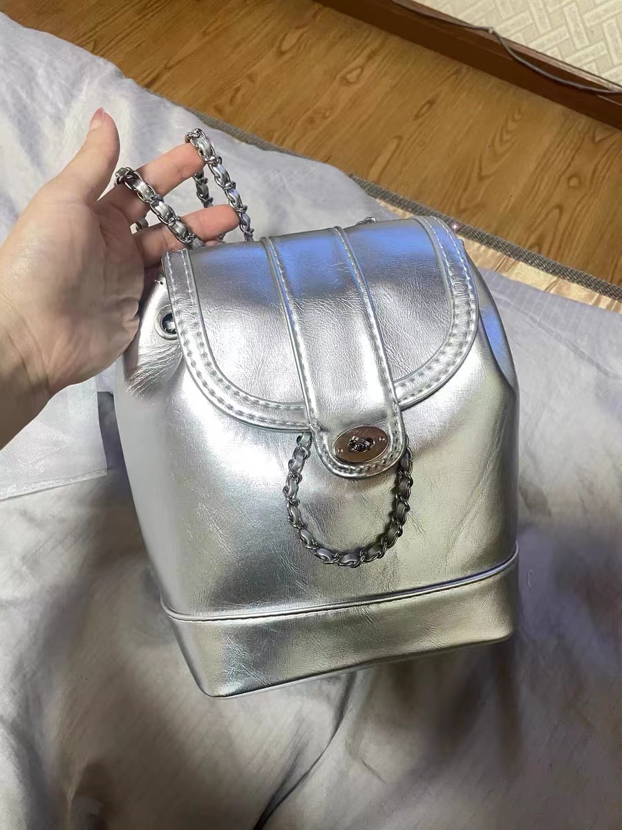 Damen-Rucksack aus echtem Leder mit Eisenkettenriemen photo review