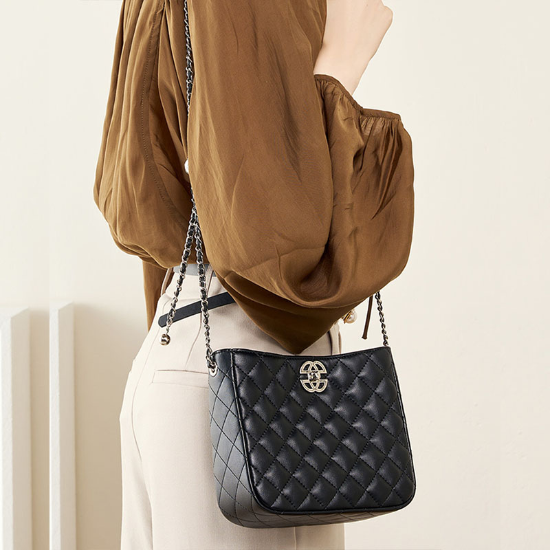 Women's Quilted Genuine Leather Minimalist Chain Bucket Bag