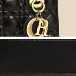 Kleine gesteppte minimalistische Damenhandtasche mit goldener Hardware