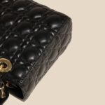 Kleine gesteppte minimalistische Damenhandtasche mit goldener Hardware