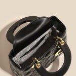 Kleine gesteppte minimalistische Damenhandtasche mit goldener Hardware