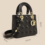 Kleine gesteppte minimalistische Damenhandtasche mit goldener Hardware