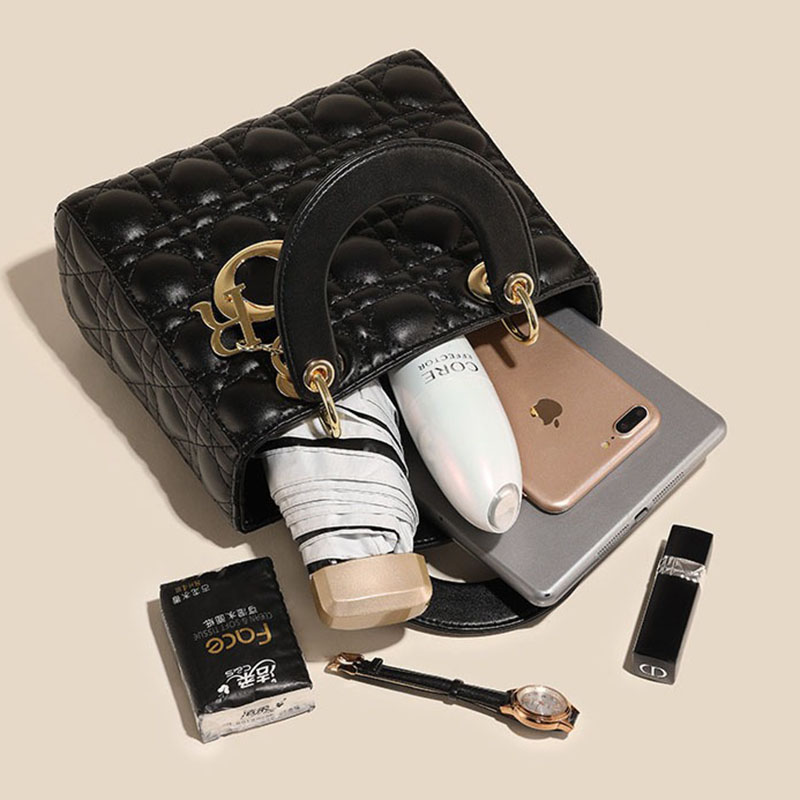 Kleine gesteppte minimalistische Damenhandtasche mit goldener Hardware