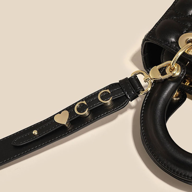 Kleine gesteppte minimalistische Damenhandtasche mit goldener Hardware
