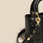 Kleine gesteppte minimalistische Damenhandtasche mit goldener Hardware