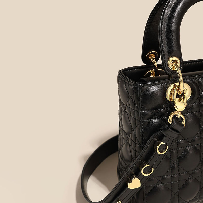 Kleine gesteppte minimalistische Damenhandtasche mit goldener Hardware