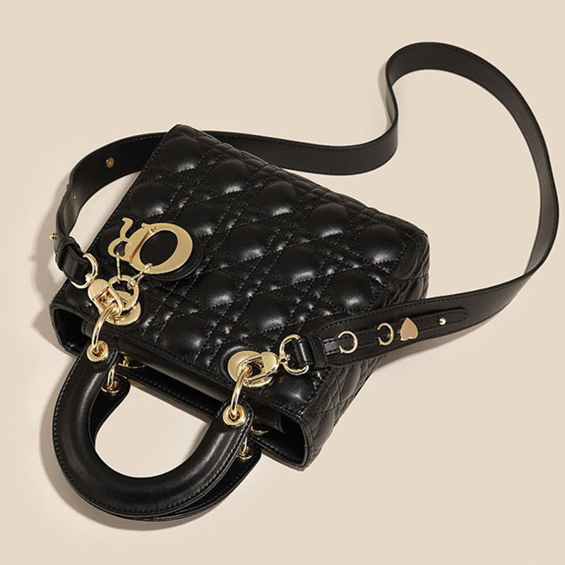 Kleine gesteppte minimalistische Damenhandtasche mit goldener Hardware