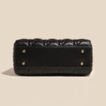 Kleine gesteppte minimalistische Damenhandtasche mit goldener Hardware