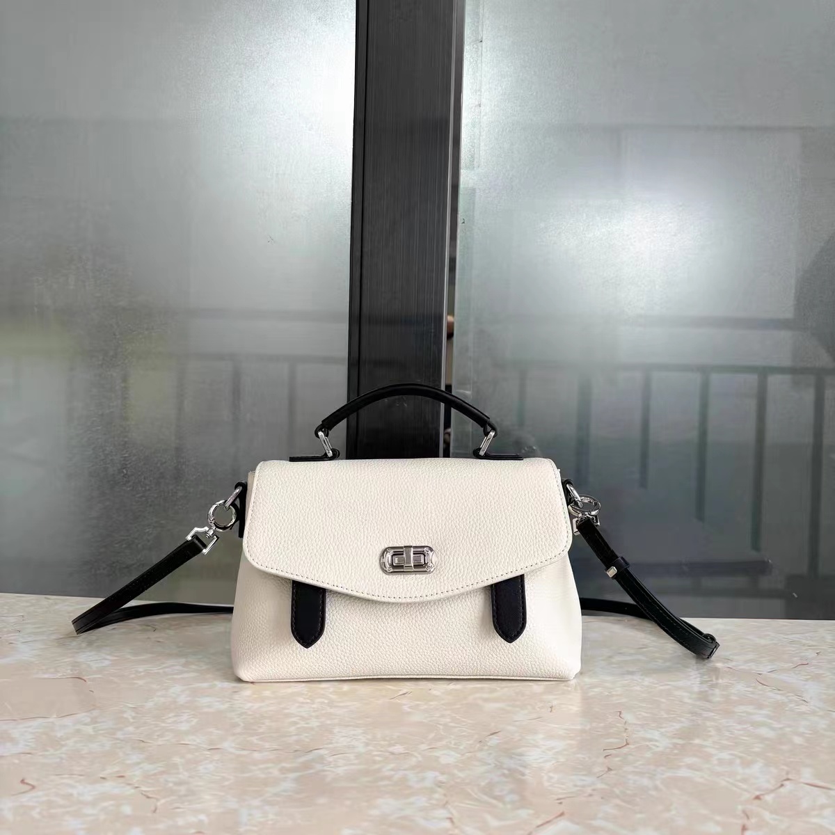 Damen Echtes Leder Minimalistische Schloss-Verschluss Griff Crossbody Tasche photo review