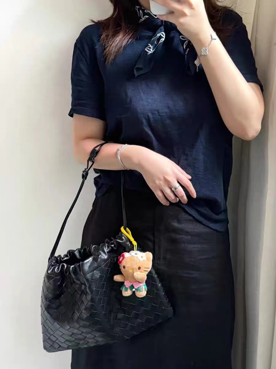 Women's Vintage Woven Leather Drawstring Cloud Crossbody Bag photo review