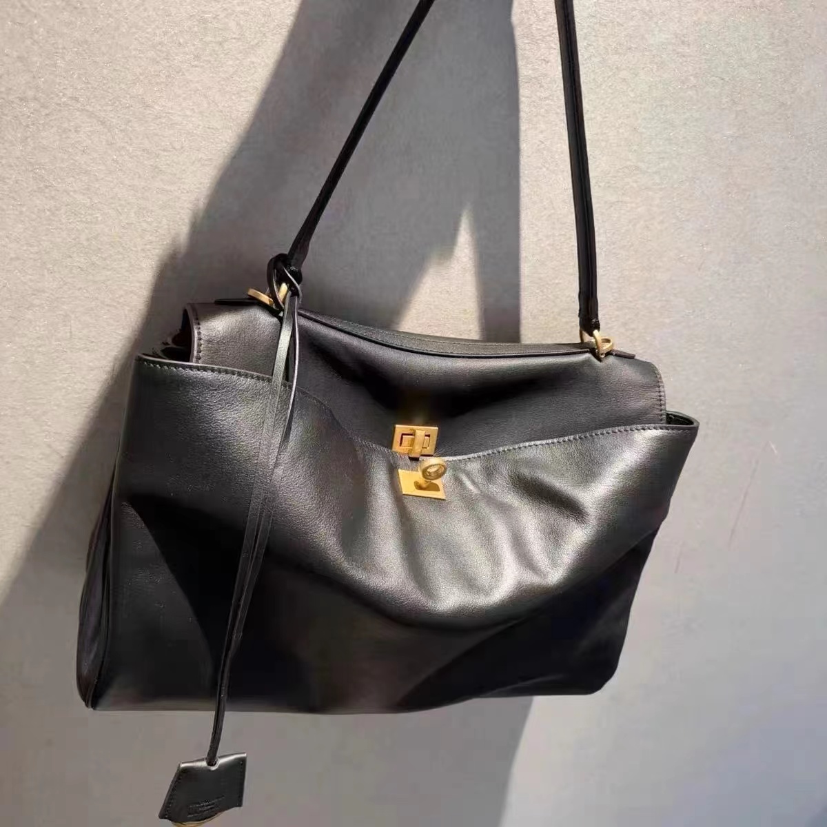 Women's Black Leather Lock Crossbody Shoulder Bag photo review