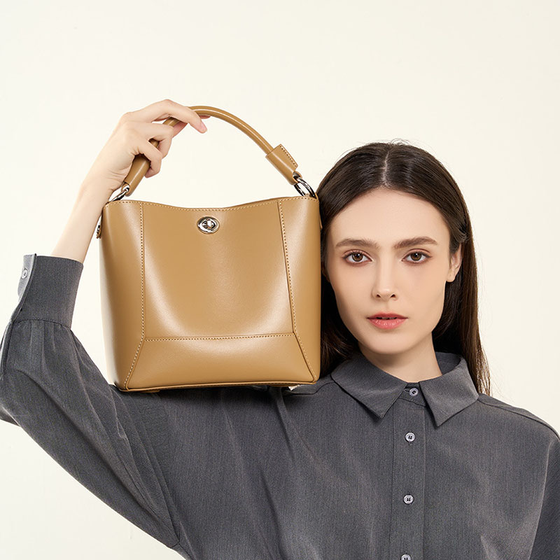 Minimalistische Leder Bucket Bag mit Verschluss für Damen